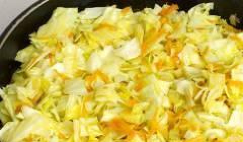 1. Этап. Овощное рагу с картофелем и капустой: Добавляем капусту в сковороду и обжариваем еще 3-4 минуты на сильном огне.