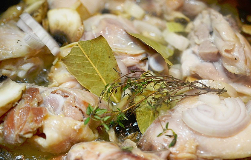 1. Этап. Курица в сидре с яблоками: Добавьте тимьян и лавровый лист.