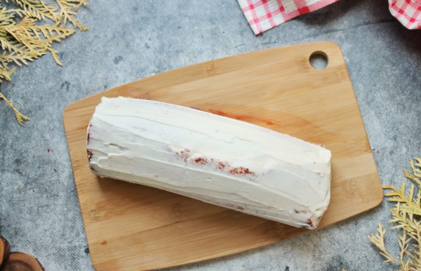 1. Этап. Рулет Красный бархат: Обрежьте края рулета и обмажьте поверхность рулета кремом. Уберите его в холодильник на 1-2 часа.