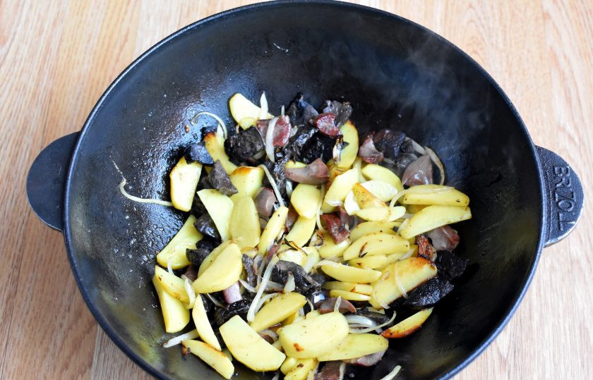 1. Этап. Джиз-быз: Выложите лук, дайте ему немного подрумяниться. Добавьте картофель не толстыми дольками. Жарьте, помешивая, до легкой корочки на картофеле.