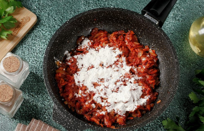 1. Этап. Подлива классическая: Обжарьте всё вместе в течение пары минут и добавьте муку.