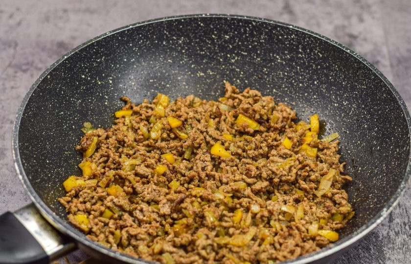 1. Этап. Гречка с соусом Болоньезе: Жарьте фарш с луком 10-15 минут.