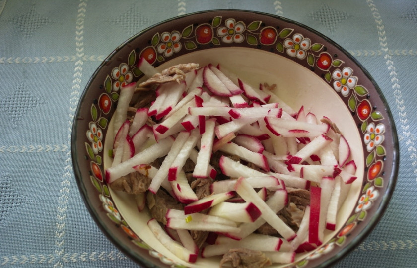 1. Этап. Салат Узбекистан: Соедините говядину и редис.