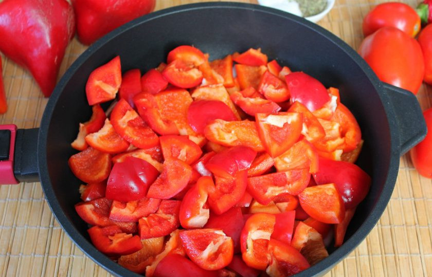 1. Этап. Салат из сладкого перца и помидоров на зиму: Добавляем нарезанный крупно перец. Готовим минут 10 периодически перемешивая. Огонь умеренный.