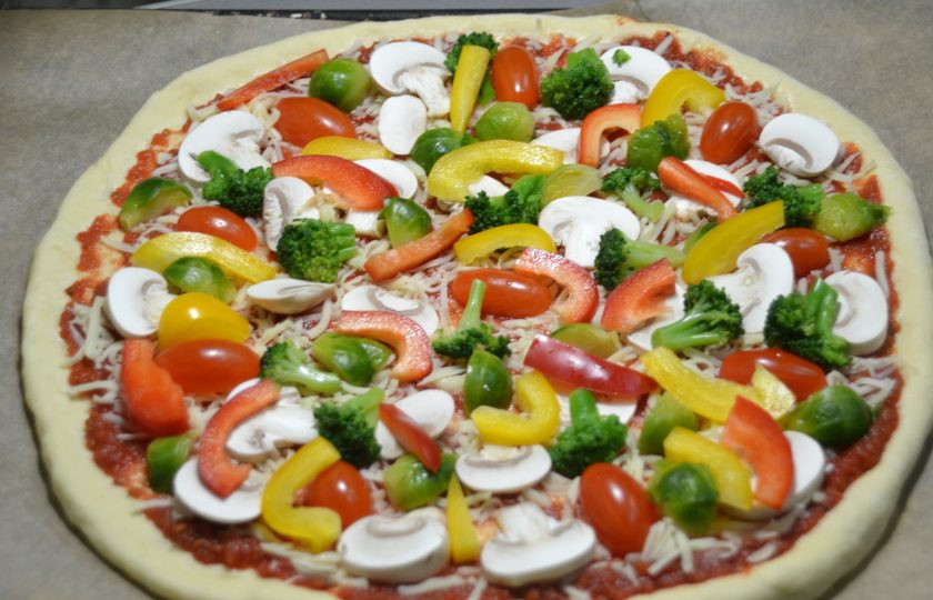 1. Этап. Пицца Примавера: Выложите болгарский перец на начинку.