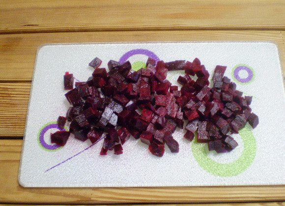 1. Этап. Салат к пельменям: 2. Нарезаем свеклу кубиками.