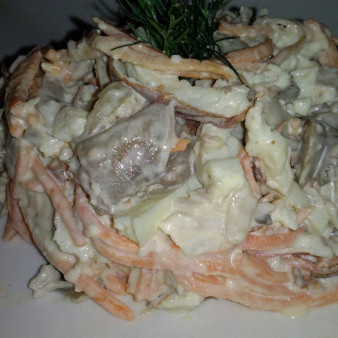 Салат с курицей, омлетом и корейской морковью