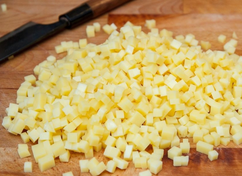 1. Этап. Австрийские сосиски: 5. Твердый сыр нарежьте ножом на мелкие квадратики, предварительно отправьте его в холодильник, так гораздо удобнее.