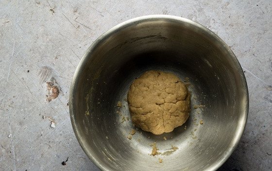 1. Этап. Имбирные пряники Праздник в доме: 6. Сформируйте ком и оберните его в пленку, отправьте в холодильник на 20 минут.