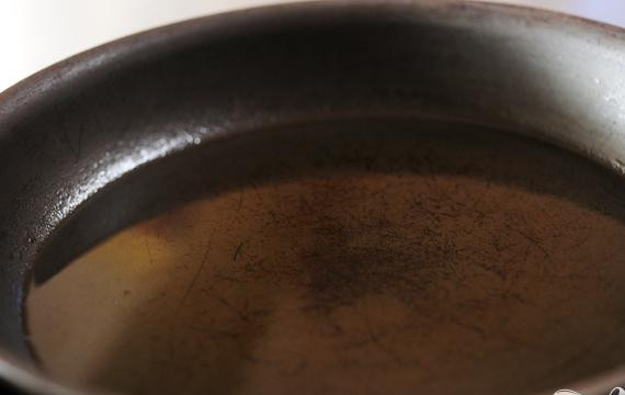 1. Этап. Свиная отбивная: В нагретую сковороду залить растительное масло.