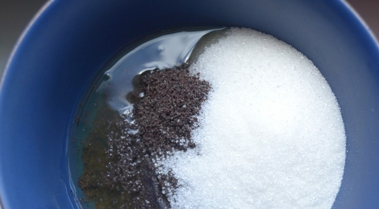 1. Этап. Маковый рулет без дрожжей: 5. Тем временем займитесь начинкой: измельчите мак в кофемолке или в блендере, добавьте к нему белок и оставшийся сахар, перемешайте хорошенько.