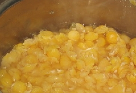 1. Этап. Гороховая каша в мультиварке: Закройте крышку и включите мультиварку. Выберите режим 