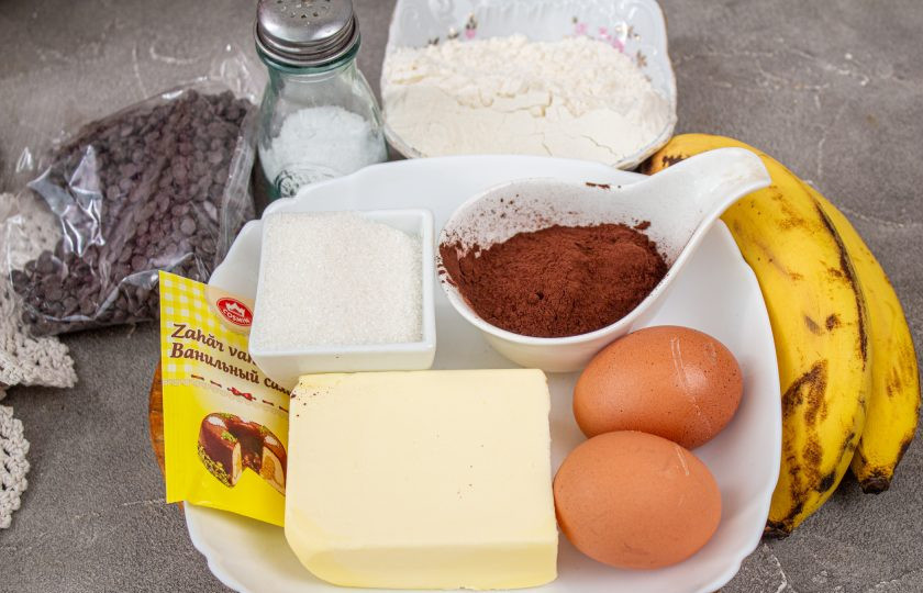 1. Этап. Шоколадно-банановый пирог Брауни: Подготовьте все ингредиенты для приготовления пирога. Бананы используйте спелые, а сахар корректируйте по своему вкусу. Если любите выпечку слаще, то добавьте сахара больше.