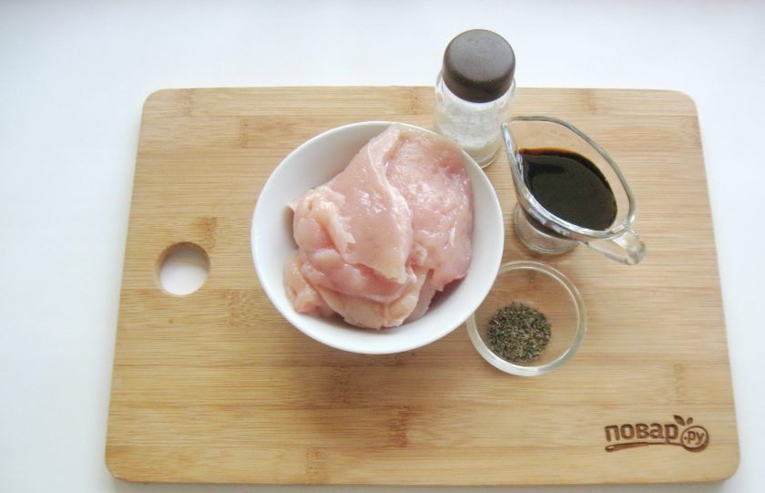 1. Этап. Куриная грудка на сковороде-гриль: Подготовьте ингредиенты.
