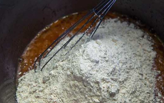 1. Этап. Бездрожжевое тесто для пирожков на воде: 3. Всыпьте просеянную муку.