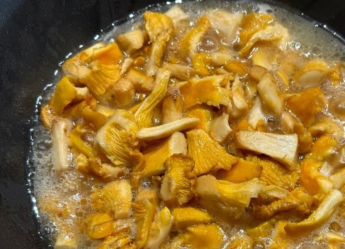 1. Этап. Лисички с картошкой: Хорошо прогреть растительное масло. Не надо «раскалить», но прогреть хорошо. И в него выкладываем грибы. Замечу. Если есть небольшой казанчик или типа такого сковорода, то лучше лисички готовить в нем. Но и глубокая сковорода тоже подойдёт. ОБЩЕЕ для всего процесса. Надо будет постоянно лисички перемешивать. НО! Очень деликатно. Чтобы, значит, грибы не помять. А то каша получиться. И нагрев в течении всего процесса – чуть выше среднего. Следите, чтобы не подгорело ни в коем случае, даже, чтобы и намека не было не пережаривание. Сразу же начнет выделяться сок….