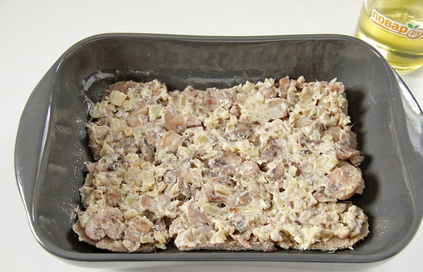 1. Этап. Язык под шубой: Посолите язык по вкусу и сверху выложите равномерно грибную массу.