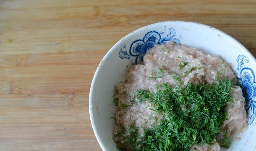 1. Этап. Кебабы из индейки с быстромаринованными помидорами: Тщательно вымешиваем фарш и отбиваем около 10 минут. Добавляем рубленую зелень, перемешиваем. Ставим в холодильник на 2 часа.