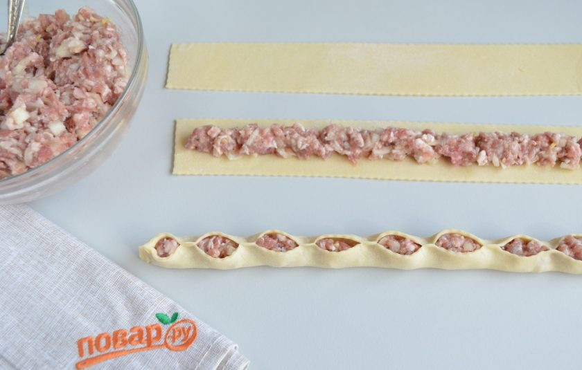 1. Этап. Манты в форме розочек: Периодически защипывайте тесто, как на фото. С двух сторон обязательно плотно защипните край, чтобы сок сохранить внутри розочки.