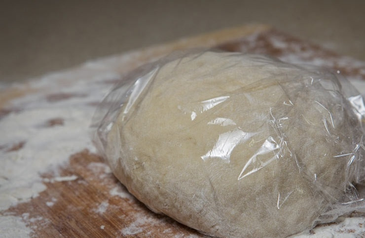 1. Этап. Заварное тесто для чебуреков с водкой: 7. Заверните его в пищевую пленку и оставьте 