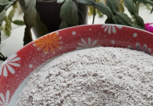 1. Этап. Формовой хлеб с сушёным луком: Просеять ржаную муку.