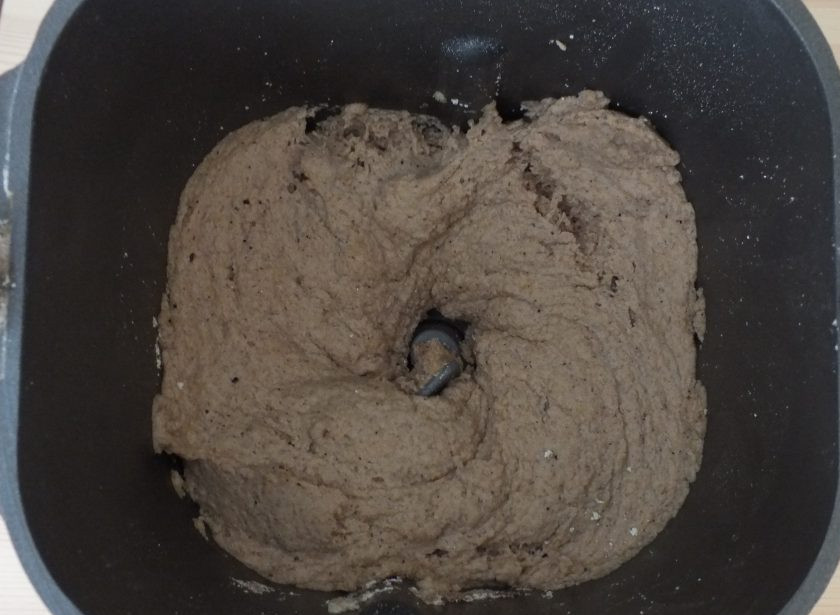 1. Этап. Безглютеновый хлеб в духовке: Тесто получится мажущей консистенции, но липнуть к рукам не должно. Накройте его и оставьте на 1 час. По истечении времени, перемешайте.