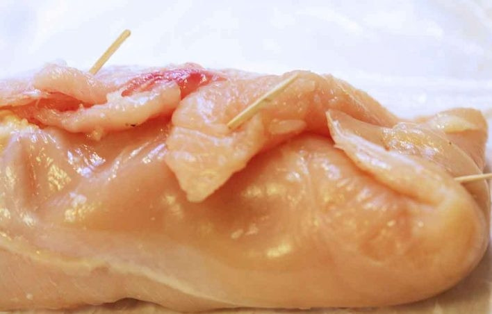 1. Этап. Куриный рулет с беконом: 4. Заколите каждую грудку зубочистками, чтобы при приготовлении начинка не выпала.