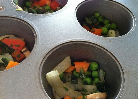 1. Этап. Мини фриттата: 5. Формочки для выпечки смажьте маслом. Разложите смесь овощей.