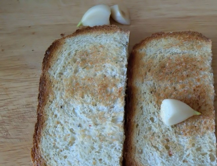 1. Этап. Вкусные бутерброды: Хлеб нарежьте ломтиками и подрумяньте в тостере, натрите ломтики хлеба чесноком.