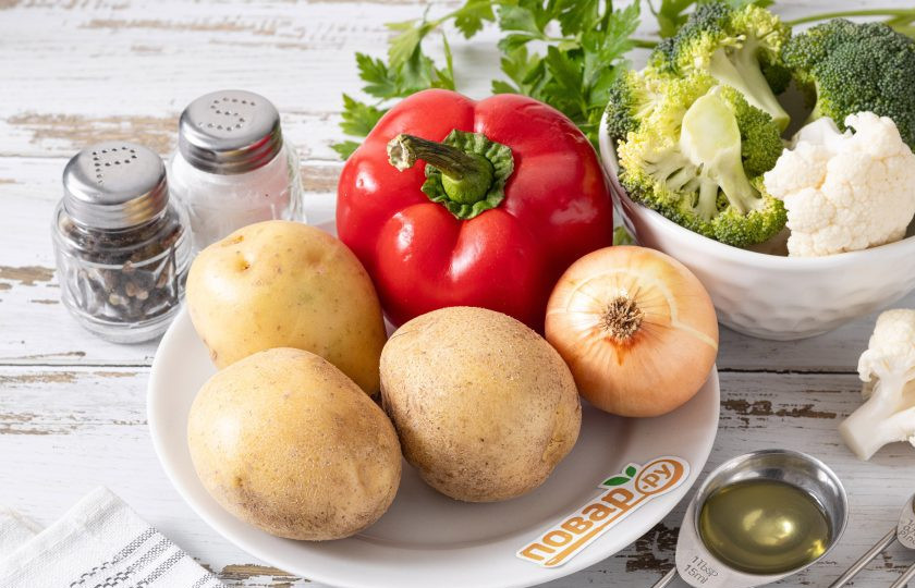 1. Этап. Картофель с брокколи и цветной капустой: Подготовьте все ингредиенты.