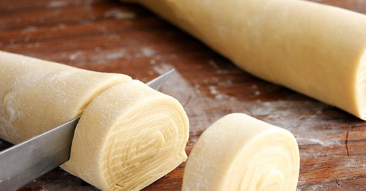 1. Этап. Бухарская самса: Нарезаем рулет кусочками толщиной по 1-2 см.