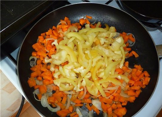 1. Этап. Рагу по-мексикански с курицей: Через 5-7 минут добавьте болгарский перец, обжаривайте, перемешивая.