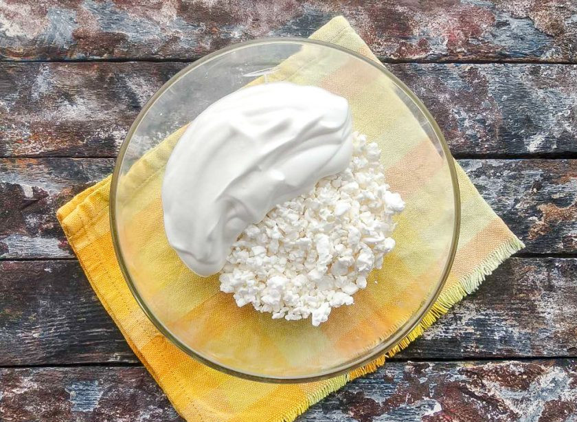 1. Этап. Творожная запеканка с печеньем: Творог смешайте со сметаной.