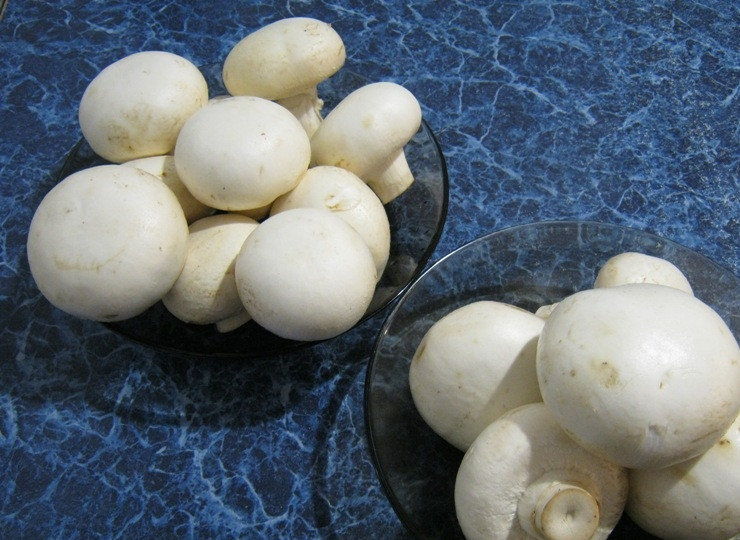 1. Этап. Грибы, фаршированные фаршем: Для начала грибочки необходимо хорошенько промыть. А когда вы будете выбирать в магазине шампиньоны, то берите те, что покрупнее, но чтобы у них была целая, не треснувшая шляпка.