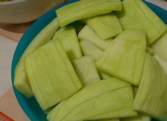 1. Этап. Мармелад из арбузных корок: Срежьте ножом все остатки розовой мякоти, а также зеленую кожуру.