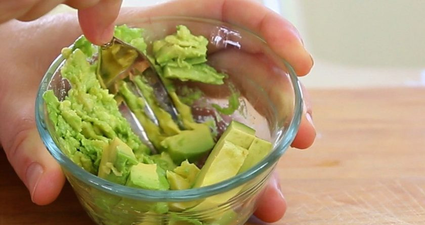 1. Этап. Гречневые блины с начинкой: 5. Затем к одному-двум блинчикам сделаем красивую подачу. Авокадо перетрите вилкой.