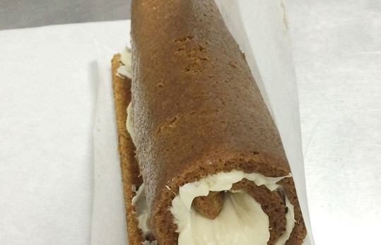 1. Этап. Тыквенный рулет с кремом: 7. Разверните рулет, аккуратно снимите пергамент и смажьте его кремом. Плотно сверните и оставьте на часик-другой пропитываться. Приятного чаепития!