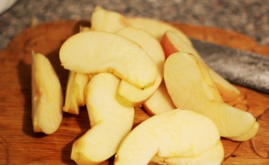 1. Этап. Гренки с яблоками: Пока хлеб обжаривается, можем быстренько порезать яблоко на тонкие ломтики.