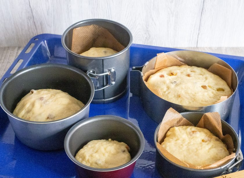 1. Этап. Кулич который не черствеет: Подготовленные формы смажьте растительным маслом или застелите бумагой для выпечки. Отщипывайте тесто и выкладывайте в формы наполняя на 1/2 или 1/3. Накройте полотенцем и оставьте на полчаса.