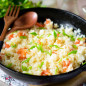 Рассыпчатый рис в сковороде