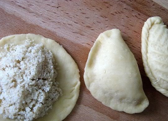 1. Этап. Шекербура азербайджанская: 3. Достаем по 1-2 кусочка теста и раскатываем размером с блюдце и толщиной 2 миллиметра. Щедро накладываем начинку, после чего скрепляем края как вареники, делая косичку и украшая рисунками. Рисунки можно наносить палочкой или пинцетом. Так проделываем со всеми остальными кусочками.