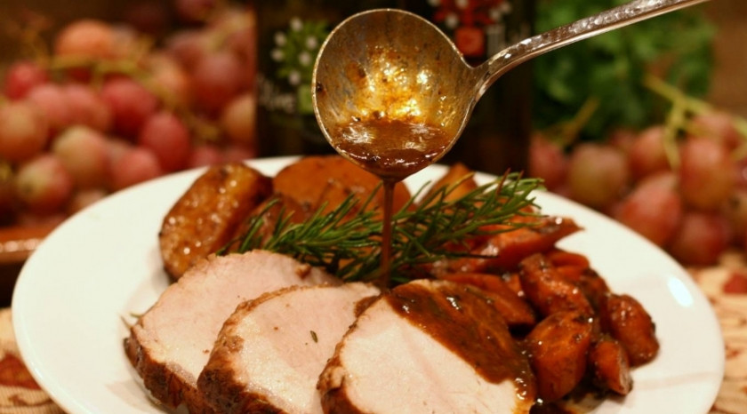 1. Этап. Балык из свинины в духовке: 4. Как только и картошка, и мясо будут готовы — достаем блюдо и подаем к столу!