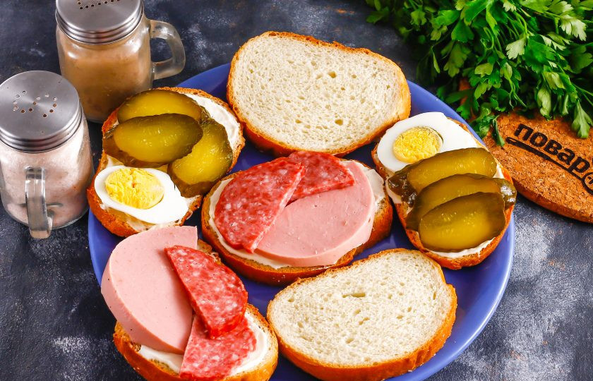 1. Этап. Советские бутерброды: Два вида колбасы нарежьте ломтиками и также выложите на хлеб с майонезом.