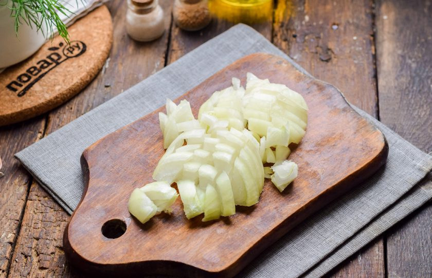 1. Этап. Ризотто с креветками: Очистите лук, ополосните и просушите. Нарежьте лук небольшими кубиками.