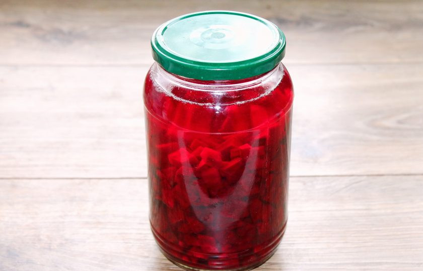 1. Этап. Свекольная настойка: Уберите банку с настойкой на три недели в темное место.