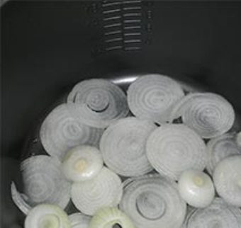 1. Этап. Рыба в сливках в мультиварке: Лук чистим и нарезаем колечками. Наливаем в чашу мультиварки растительное масло, а затем выкладываем лук.