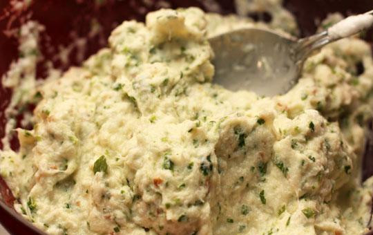 1. Этап. Суфле из трески: Перемешивать нужно очень аккуратно, чтобы оставалось как можно больше воздуха.