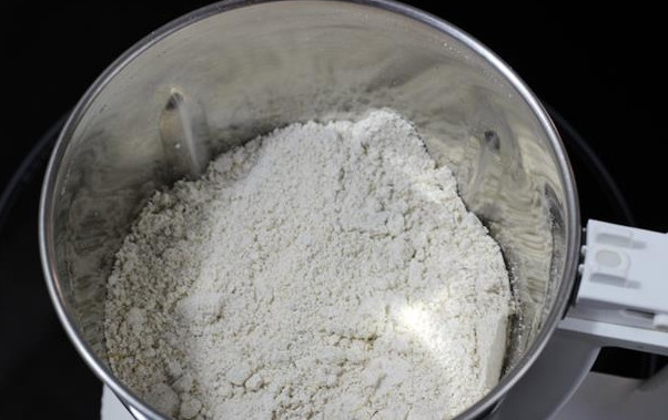 1. Этап. Домашний рецепт блинов: Первым делам измельчите овсяные хлопья в блендере, чтобы получить муку мелкого помола.