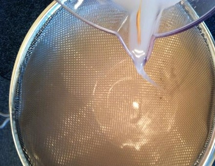 1. Этап. Рисовый напиток: Процедите содержимое кувшина через мелкое сито или отожмите через марлю.