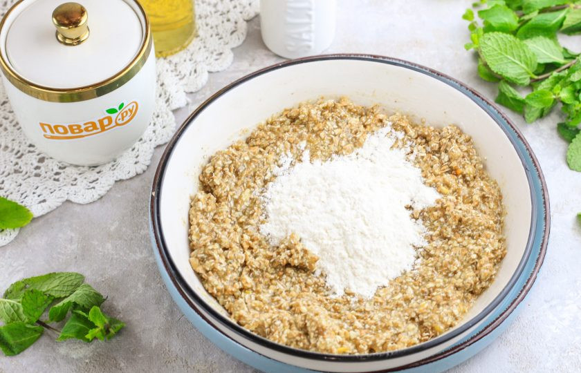 1. Этап. Мультизлаковое печенье: После чего вмешайте в массу пшеничную муку и разрыхлитель.